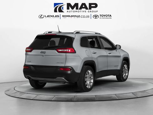 Used 2017 Jeep Cherokee Limited AWD/4WD image 2
