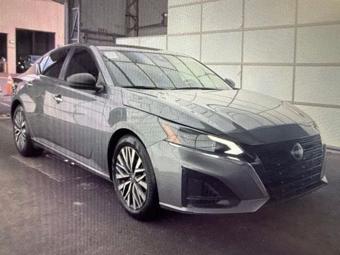 Used 2024 Nissan Altima 2.5 SV FWD image 12