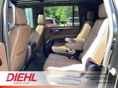 Used 2025 Chevrolet Suburban High Country AWD/4WD image 15