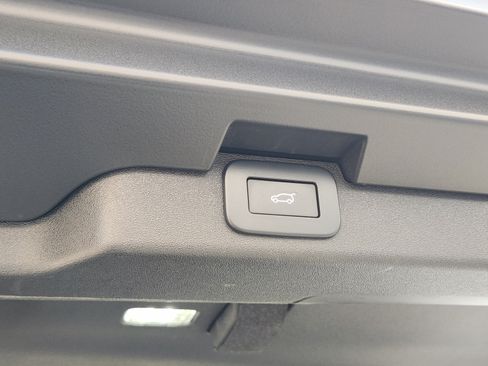 Certified 2025 Land Rover Discovery Dynamic SE AWD/4WD image 31