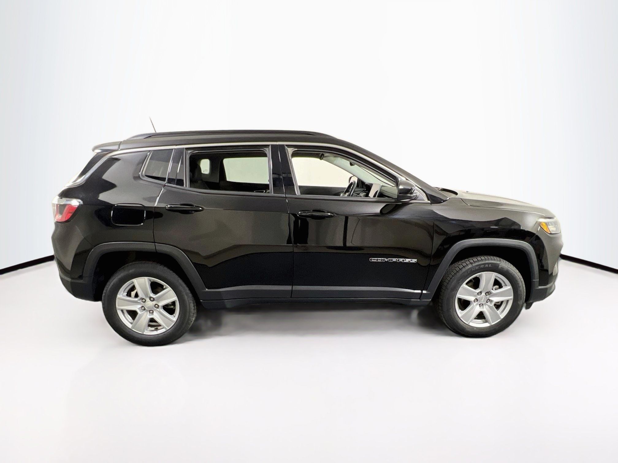 Used 2022 Jeep Compass Latitude w/ Sun and Sound Group AWD/4WD image 4