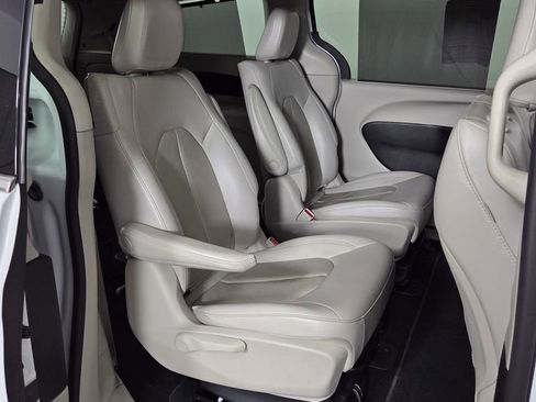 Used 2021 Chrysler Pacifica Touring-L FWD image 33