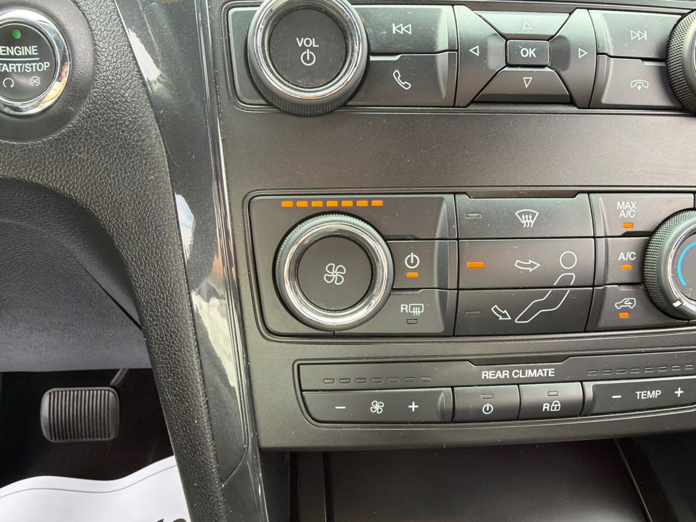 Used 2018 Ford Explorer XLT FWD image 30