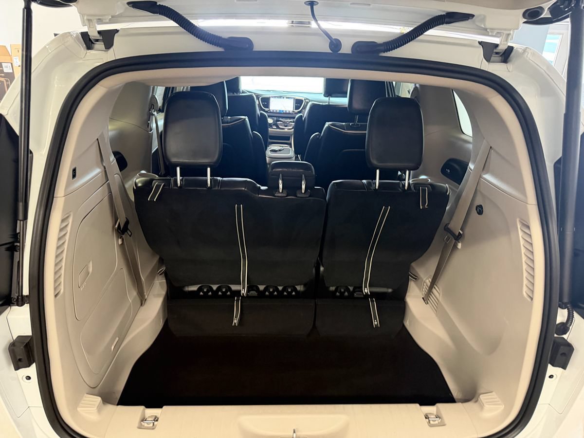 Used 2023 Chrysler Pacifica Limited FWD image 30