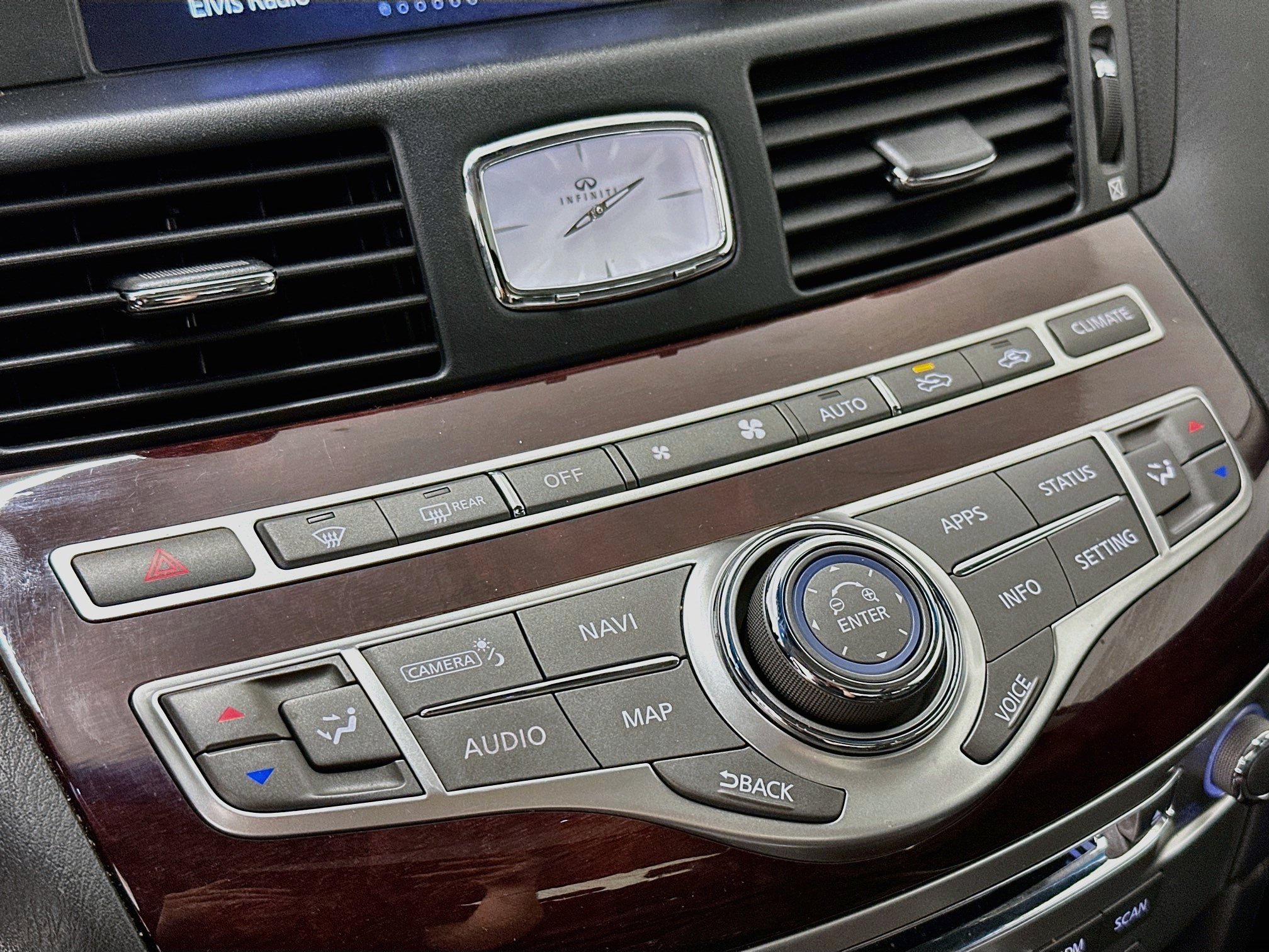 Used 2018 INFINITI Q70 Luxe AWD/4WD image 24