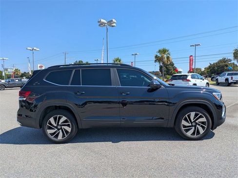 Used 2024 Volkswagen Atlas SE w/ Panoramic Sunroof Package image 2