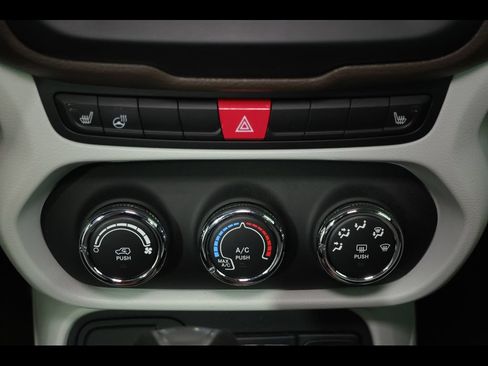 Used 2015 Jeep Renegade Latitude w/ Cold Weather Group FWD image 21