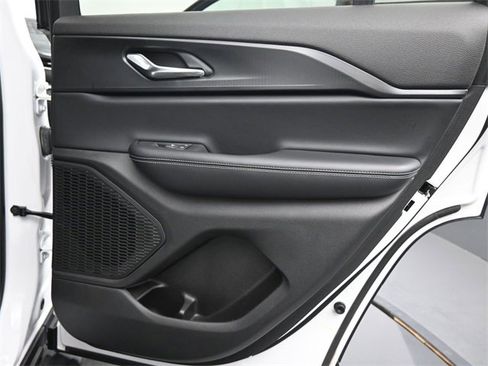 Used 2024 Jeep Grand Cherokee Laredo image 16