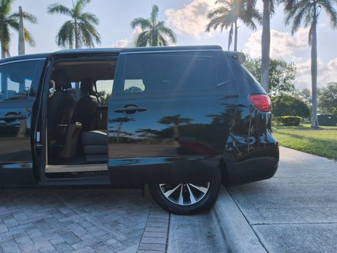 Used 2018 Kia Sedona SX FWD image 33