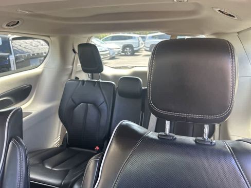 Used 2023 Chrysler Pacifica Limited FWD image 7
