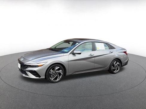 Used 2025 Hyundai Elantra Limited image 8