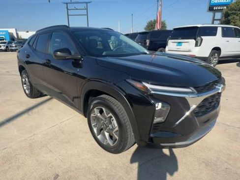 Used 2025 Chevrolet Trax LT FWD image 2