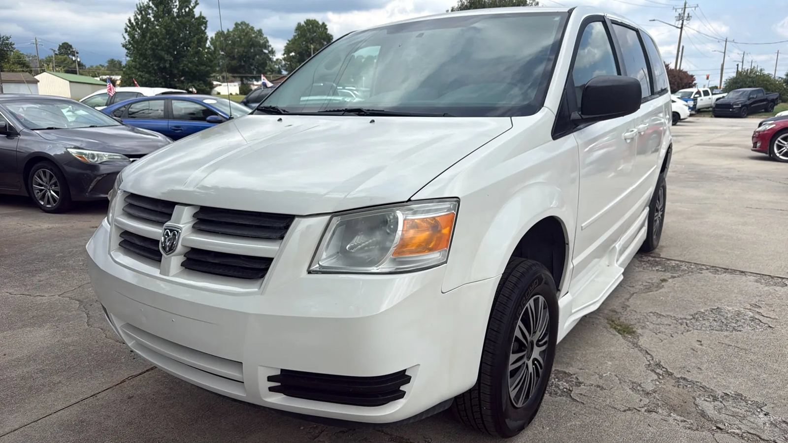 Used 2010 Dodge Grand Caravan SE w/ Climate Group FWD image 1