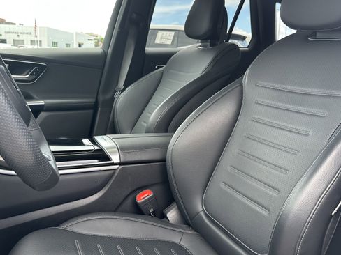 Used 2025 Mercedes-Benz GLC 300 4MATIC image 18