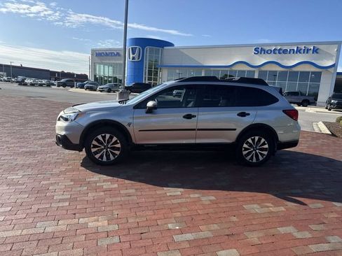 Used 2017 Subaru Outback 2.5i Limited AWD/4WD image 3