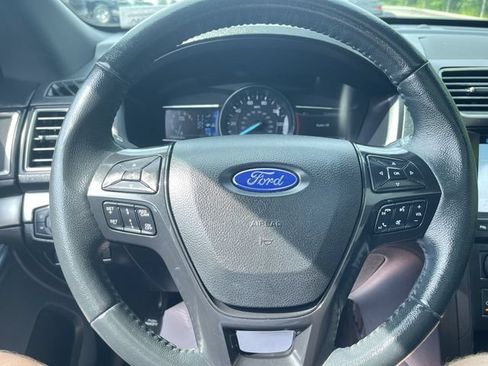 Used 2018 Ford Explorer XLT w/ Equipment Group 202A AWD/4WD image 11