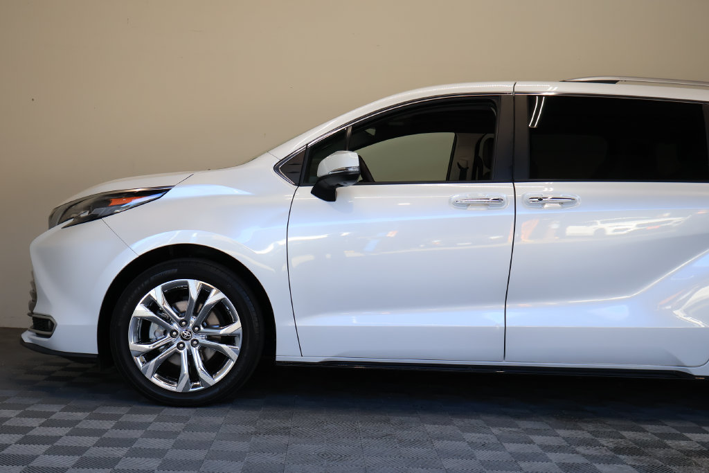 Used 2024 Toyota Sienna Platinum FWD image 8