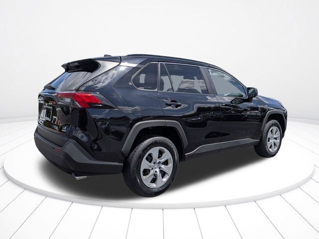 Used 2021 Toyota RAV4 LE AWD/4WD image 3