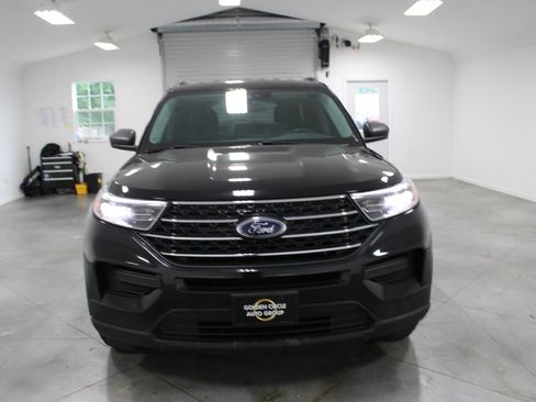 Used 2023 Ford Explorer XLT AWD/4WD image 3