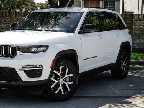 Used 2023 Jeep Grand Cherokee Limited image 13