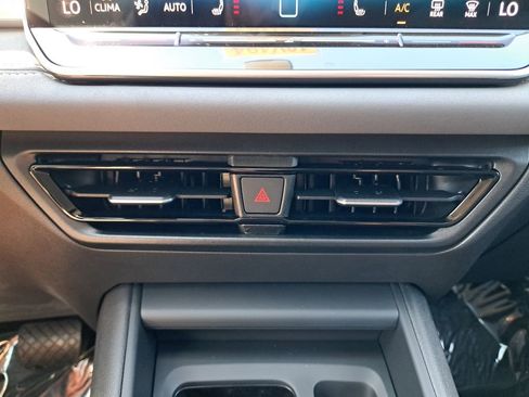 New 2025 Volkswagen Tiguan SE FWD image 26