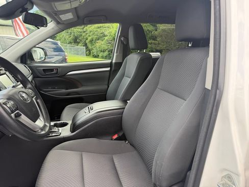 Used 2017 Toyota Highlander LE AWD/4WD image 11