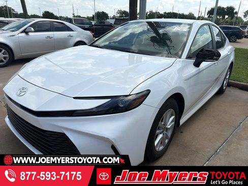 Used 2025 Toyota Camry LE w/ Convenience Package FWD image 1