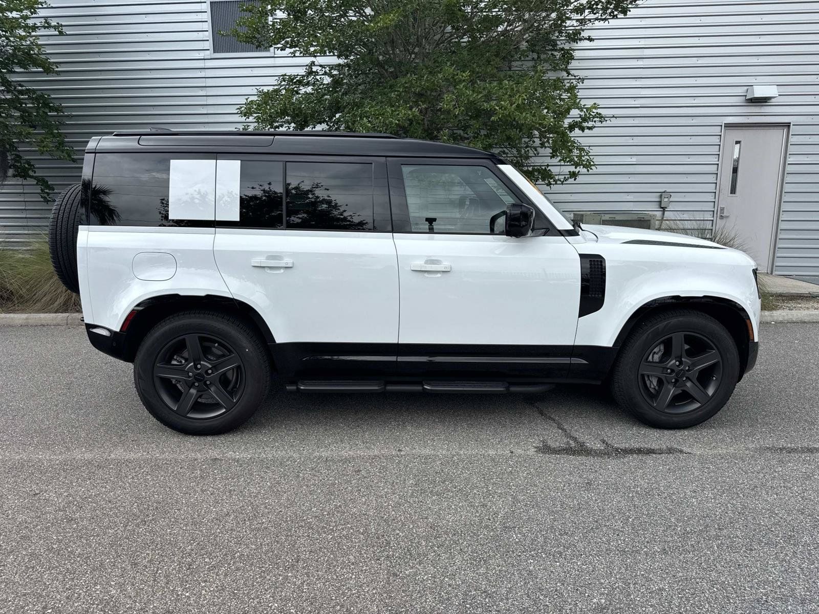 Certified 2026 Land Rover Defender 110 X-Dynamic SE AWD/4WD image 5
