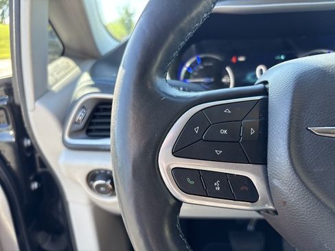 Used 2021 Chrysler Pacifica Touring-L FWD image 16