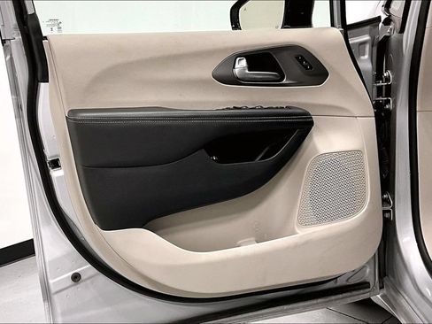 Used 2024 Chrysler Pacifica Limited FWD image 19