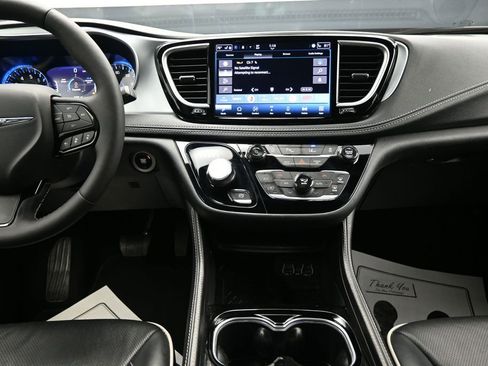 Used 2025 Chrysler Pacifica Limited FWD image 17