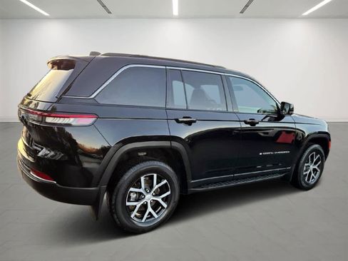 Used 2024 Jeep Grand Cherokee Limited w/ Luxury Tech Group II image 4