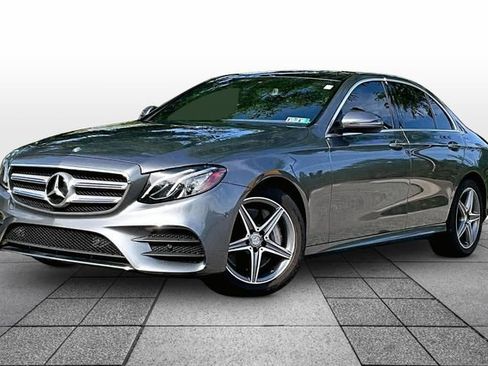 Used 2017 Mercedes-Benz E 300 4MATIC image 2