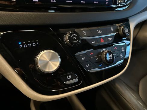 Used 2022 Chrysler Pacifica Touring-L FWD image 15