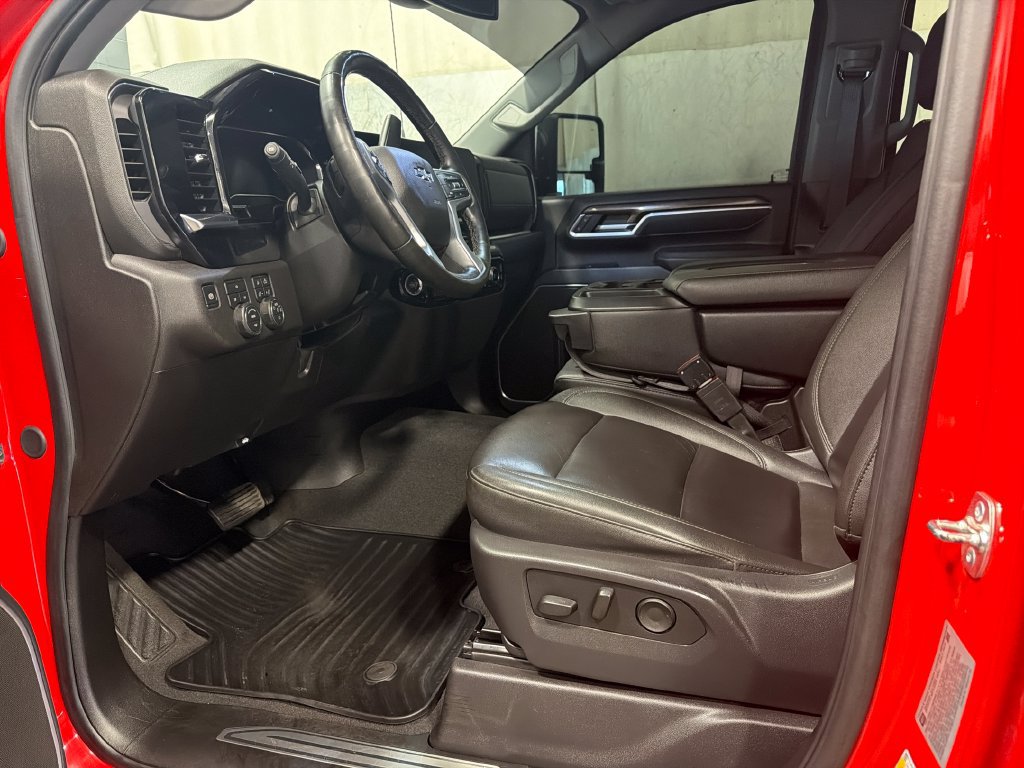 Used 2025 Chevrolet Silverado 2500 LT AWD/4WD image 2