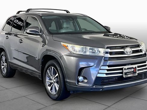 Used 2017 Toyota Highlander XLE AWD/4WD image 3