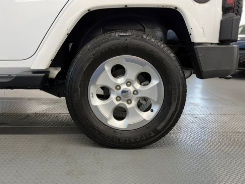Used 2015 Jeep Wrangler Unlimited Sahara w/ Dual Top Group AWD/4WD image 13