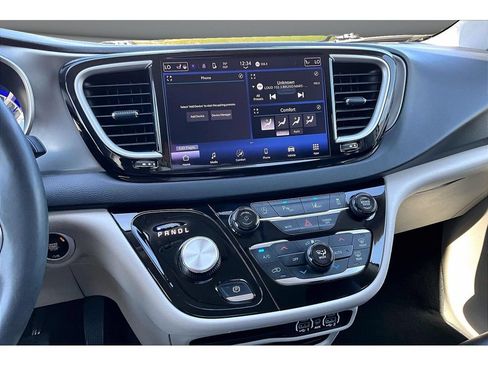 Certified 2024 Chrysler Pacifica Touring-L FWD image 9