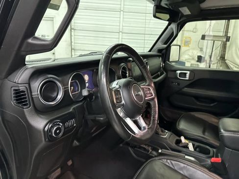 Used 2019 Jeep Wrangler Unlimited Sahara image 9