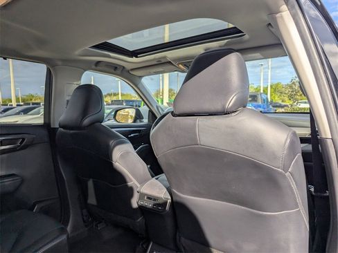 Used 2022 Toyota Highlander Limited image 12
