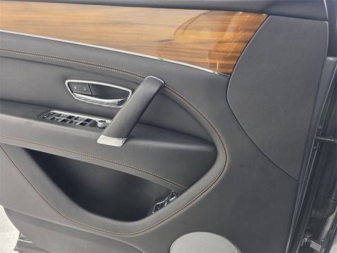 Used 2018 Bentley Bentayga image 27