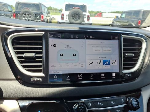 Used 2023 Chrysler Pacifica Touring-L FWD image 19