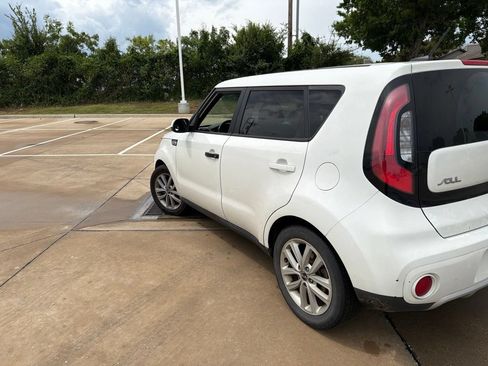 Used 2017 Kia Soul + FWD image 5