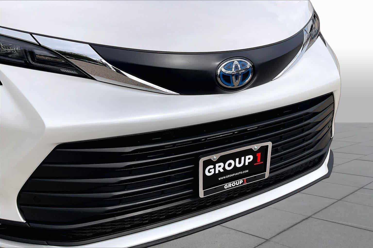 Used 2025 Toyota Sienna XLE FWD image 28