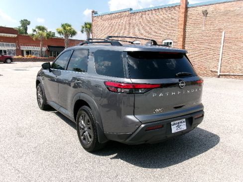 Used 2022 Nissan Pathfinder SV AWD/4WD image 5