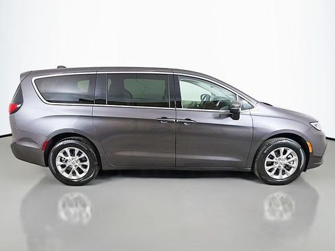 Used 2023 Chrysler Pacifica Touring-L AWD/4WD image 16