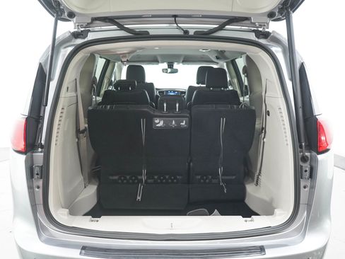 Used 2018 Chrysler Pacifica Touring-L FWD image 18