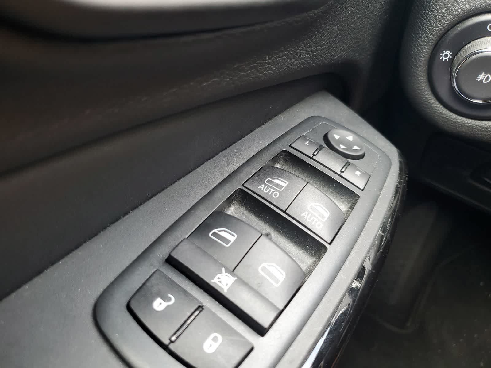 Used 2021 Jeep Cherokee Latitude Plus AWD/4WD image 24