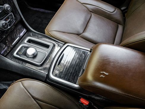 Used 2018 Chrysler 300 Limited image 23