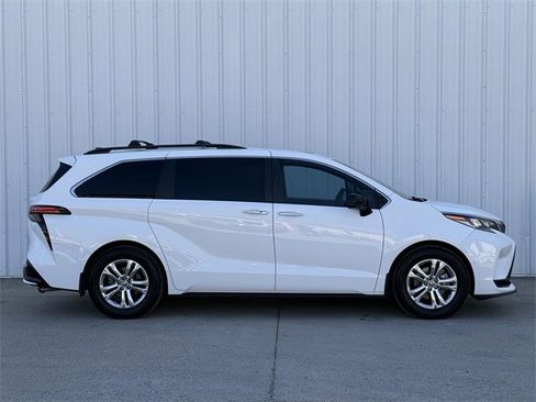 Used 2023 Toyota Sienna XSE w/ XSE Plus Package image 3